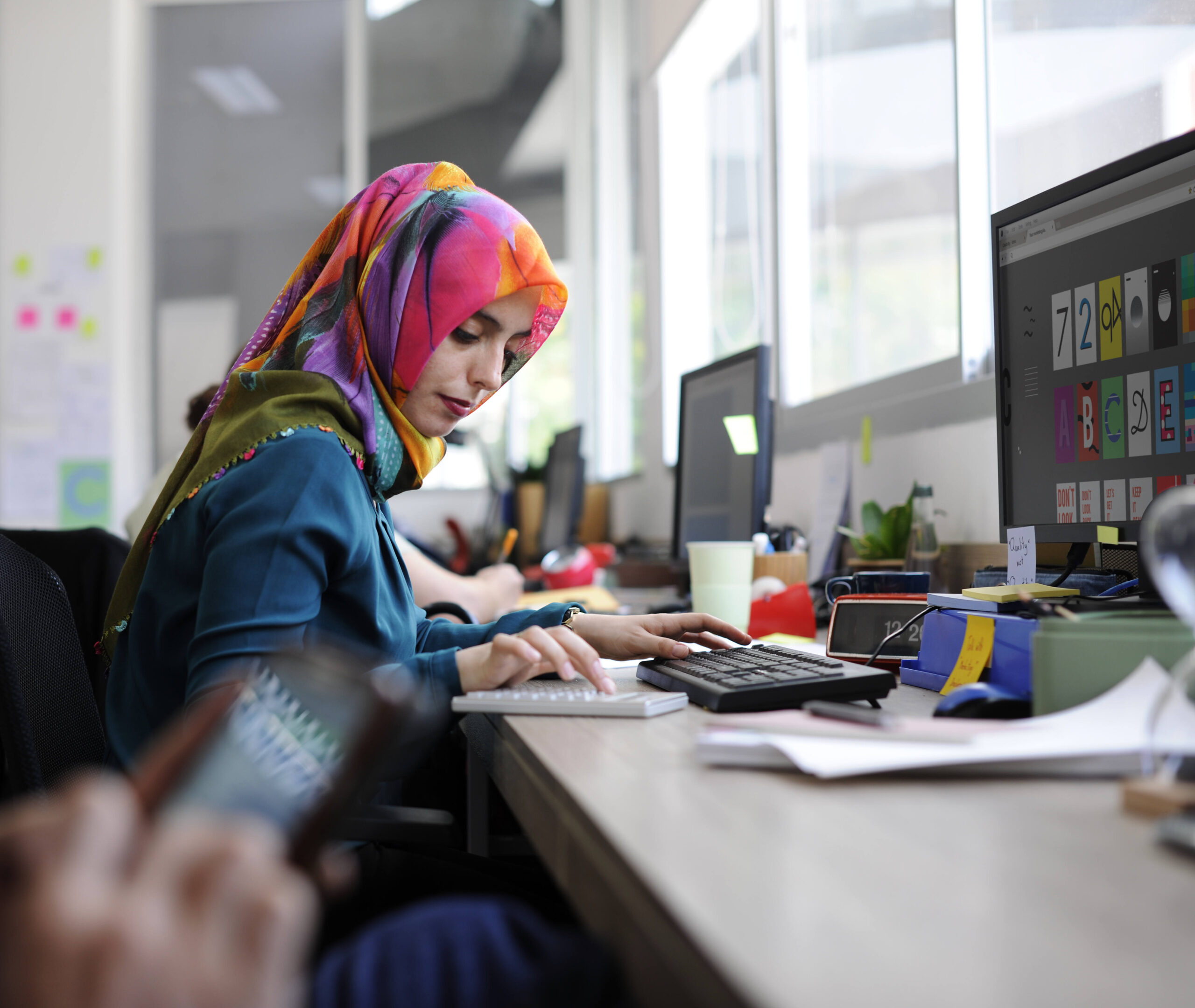 muslim-woman-working-office (1)