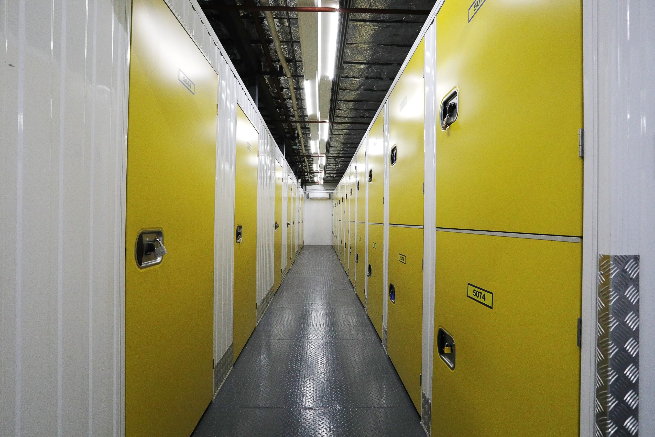 How does one go about renting self-storage space in Delhi