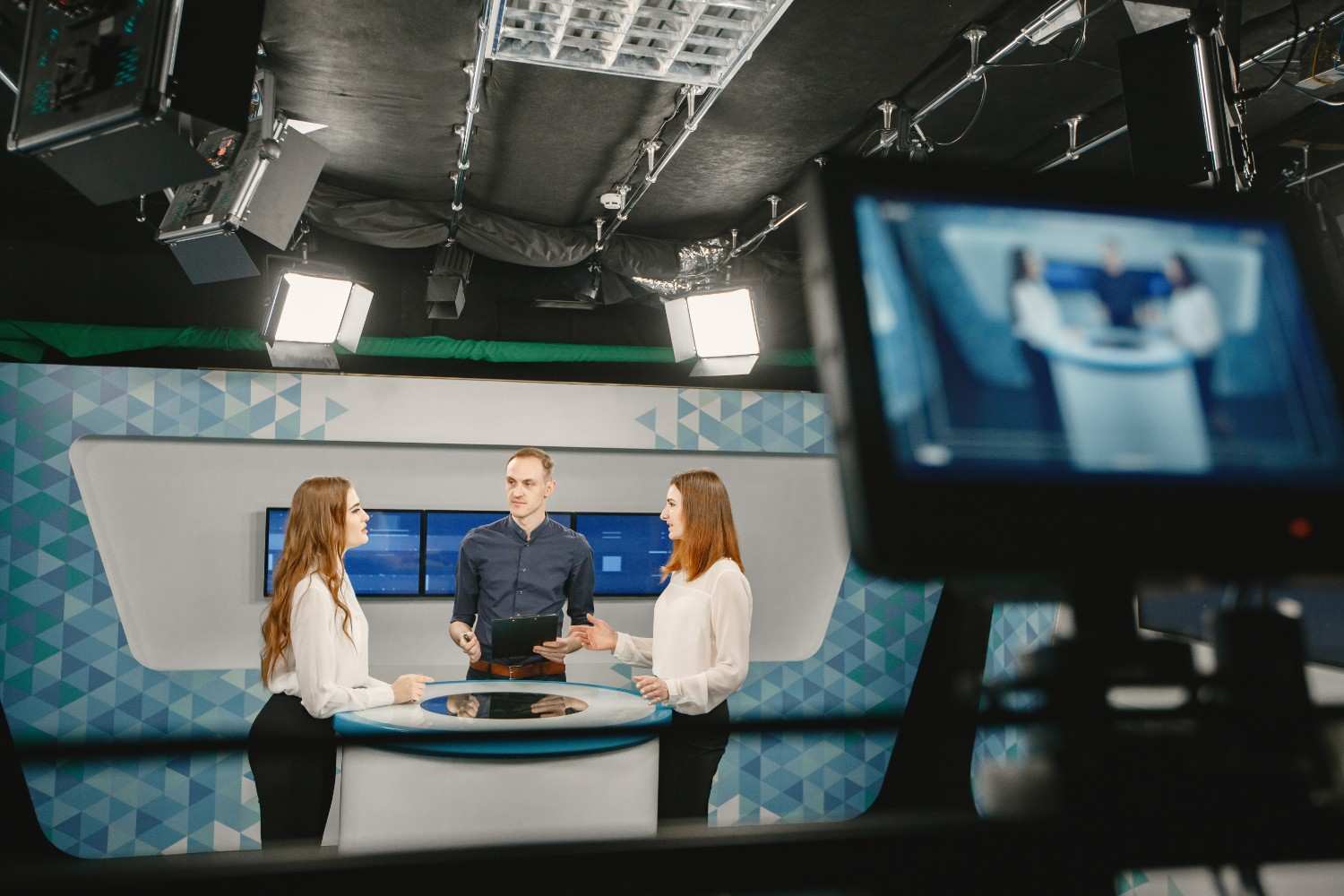 video-camera-viewfinder-recording-show-tv-studio-focus-camera (1)