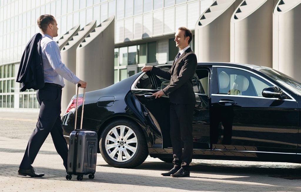 Top Benefits of Using a Chauffeur Service in Dubai