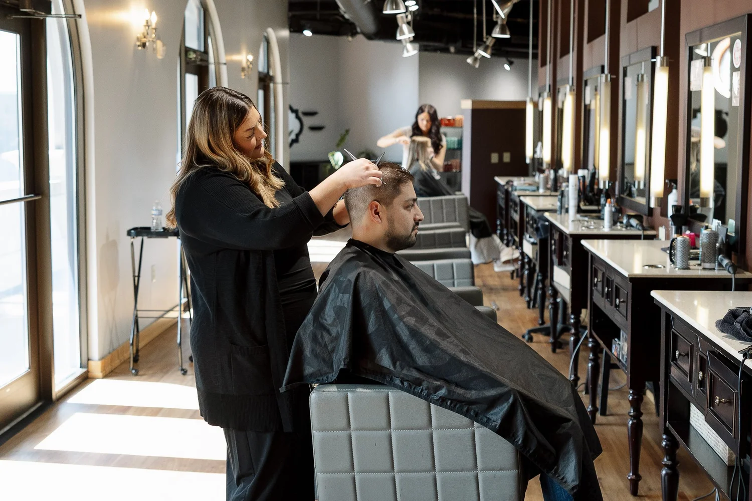 Waarom een Luxe Kapsalon Nieuwe Schoonheidsnormen Stelt?