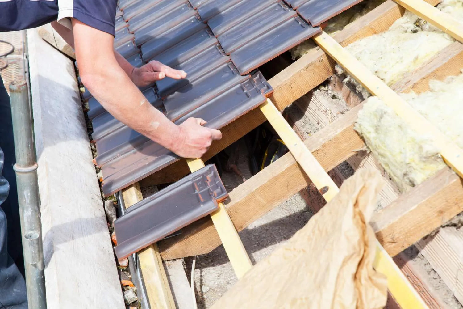 5 Urgent Roofing Issues That Require Professional Roof Repairing Wellesley Services
