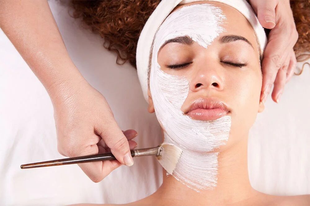 How Chemical Peels in Abu Dhabi Work for Glowing Skin
