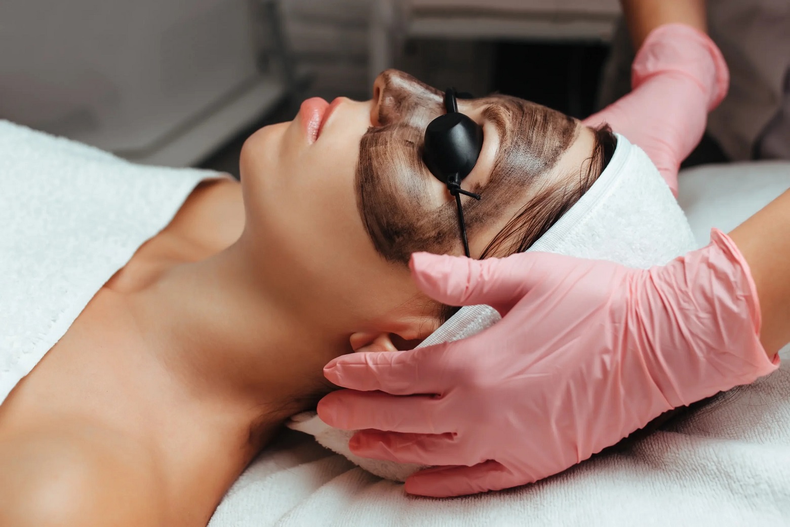 How Laser Carbon Peel in Abu Dhabi Enhances Skin Texture