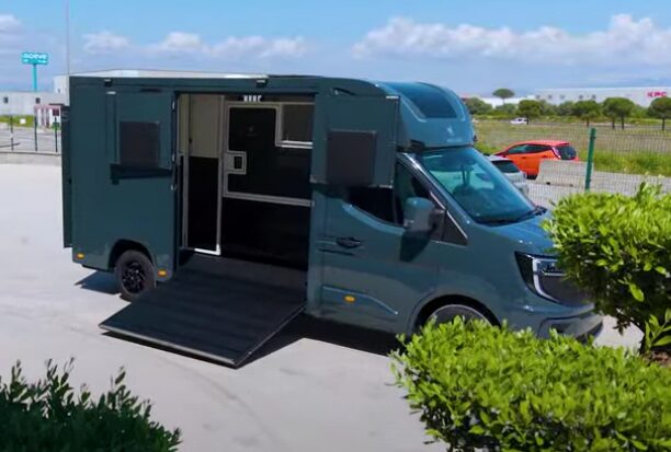 Choosing the Right 2 Horse Truck for Safe and Comfortable Horse Travel