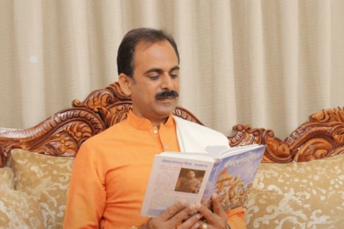How Acharya Manish Ji Encourages Holistic Healing Naturally