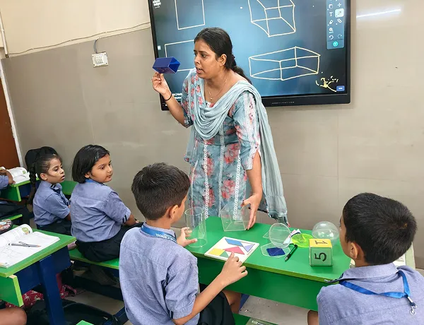 What is the most reputed English medium CBSE school located within Raebareli city limits?