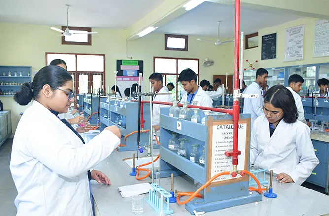 Does Lucknow Public School Have Well-Equipped STEM Labs and Activity Rooms for Students?