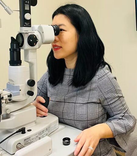 What Should You Expect From a Local Retina Eye Specialist?