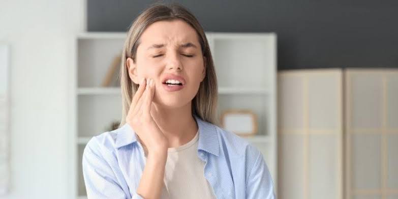 How to Manage Tooth Pain at Home Before Seeing a Dentist