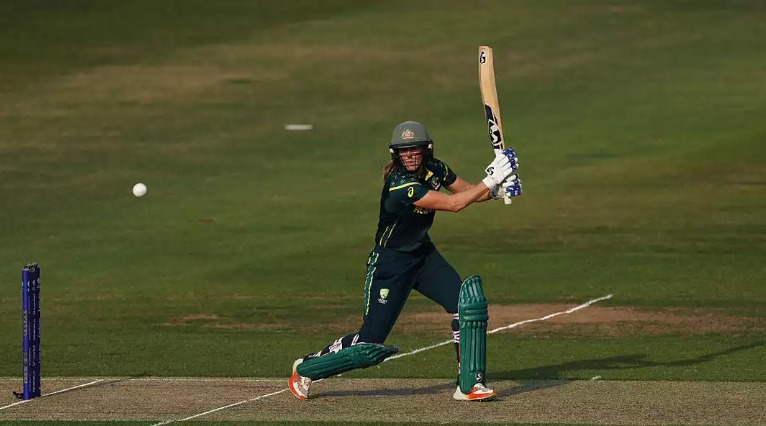 Ellyse Perry torments Pakistan, with both bat and ball