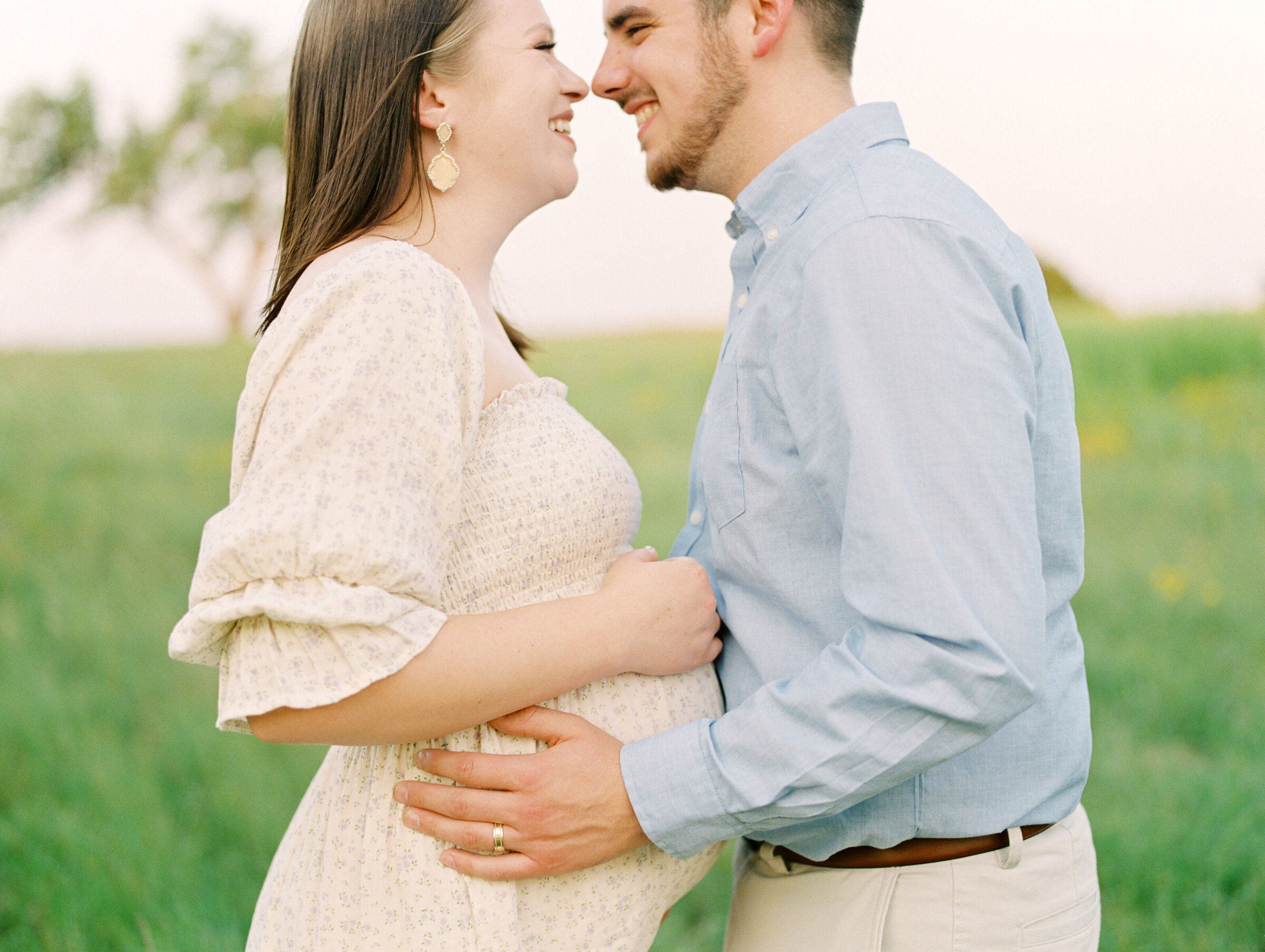 What Makes a Maternity Photo Feel Real (And How to Get There)