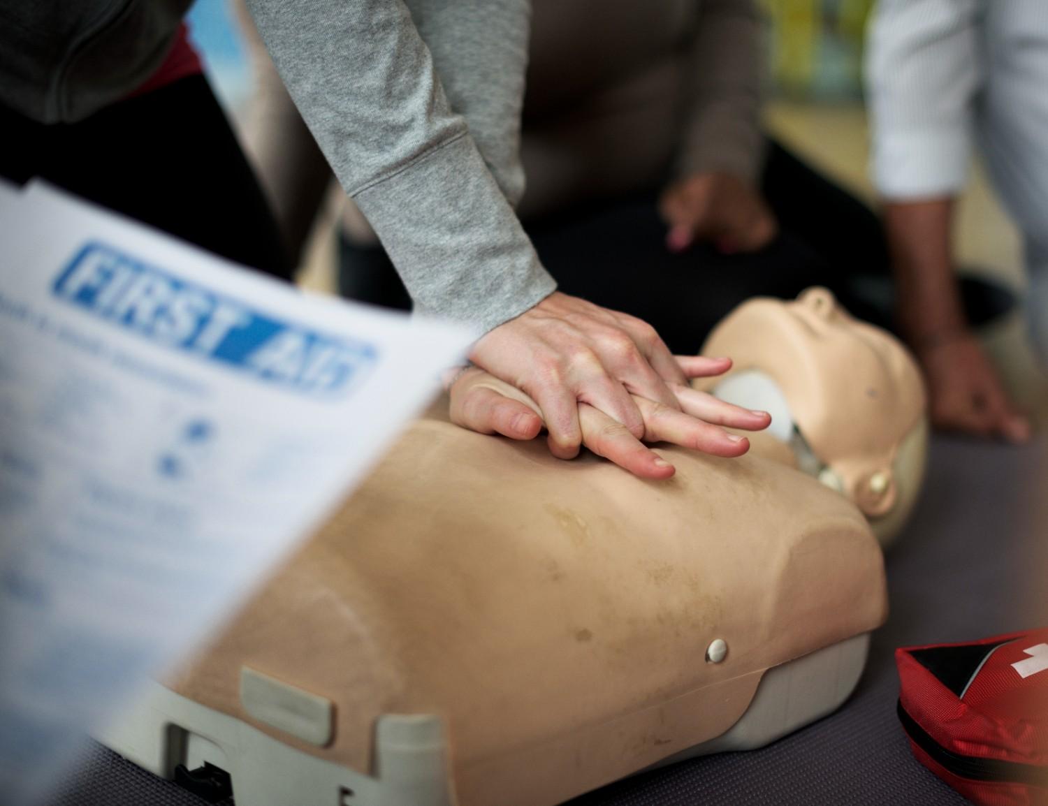 How Emergency First Aid Training in London Helps Meet Workplace Compliance