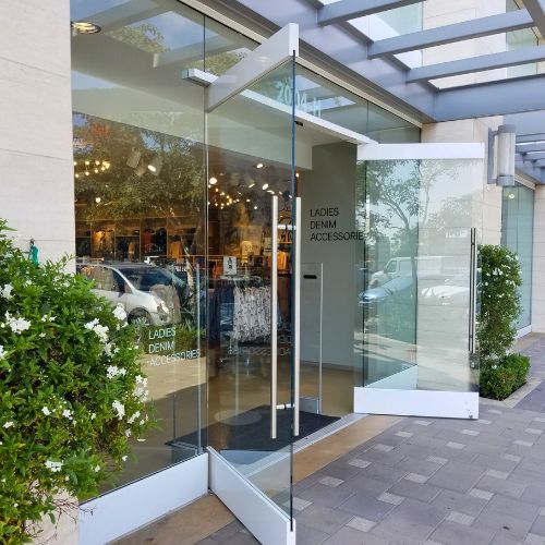 How to Handle a Broken Store Window After Hours in Los Angeles